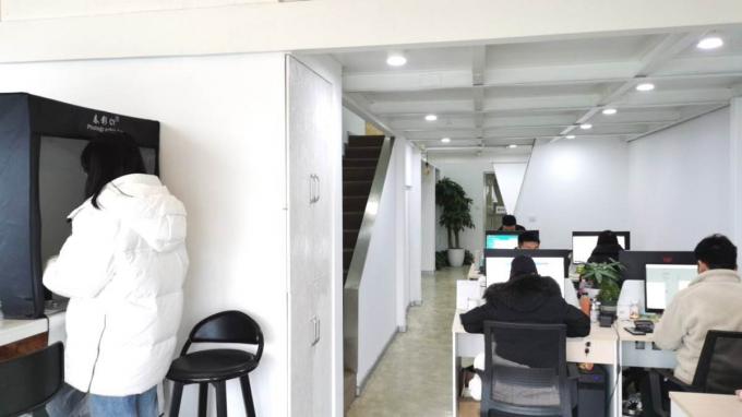 i contenitori cosmetici di vetro 100ml progettano la bottiglia dello spruzzo di profumo di vetro dell'airbag 12